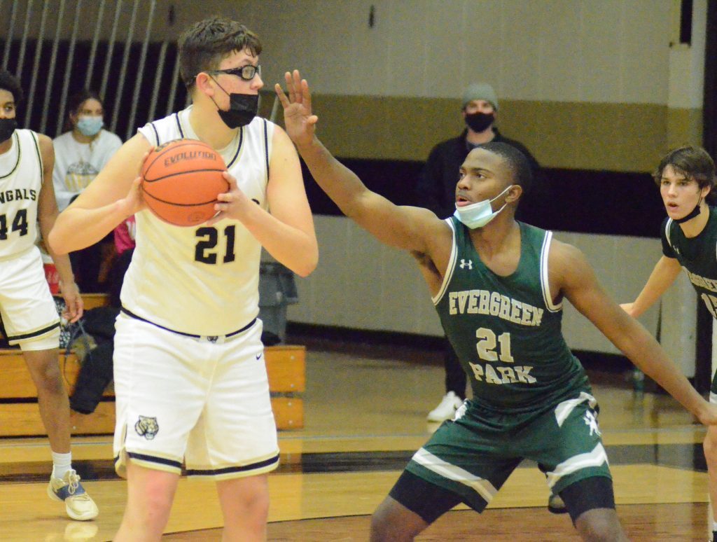 Evergreen Park’s Bakari Nelson (right) tries to stop Oak Forest’s 6-foot-10 Robbie Avila Friday night. Photo by Jeff Vorva
