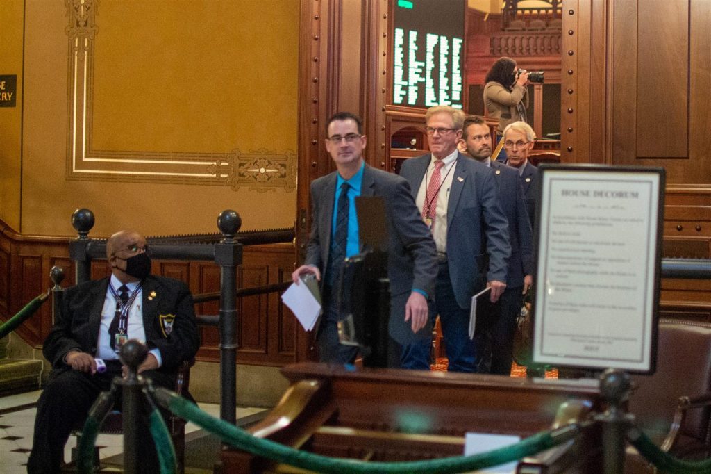 Illinois Democrats vote to remove 9 maskless Republicans from House chamber