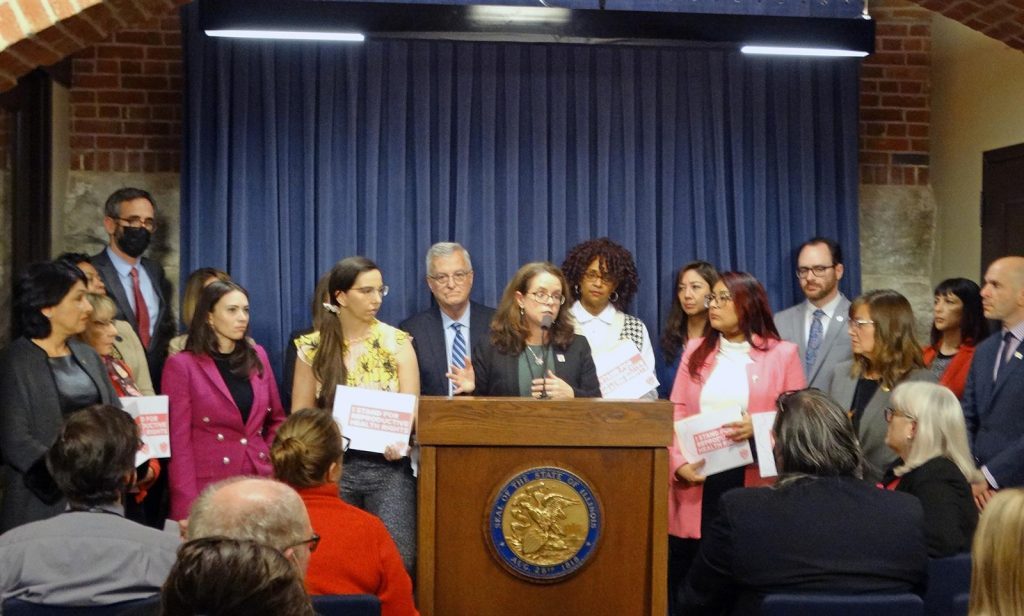 Illinois House Democrats pass measure protecting providers of abortion-related medical services