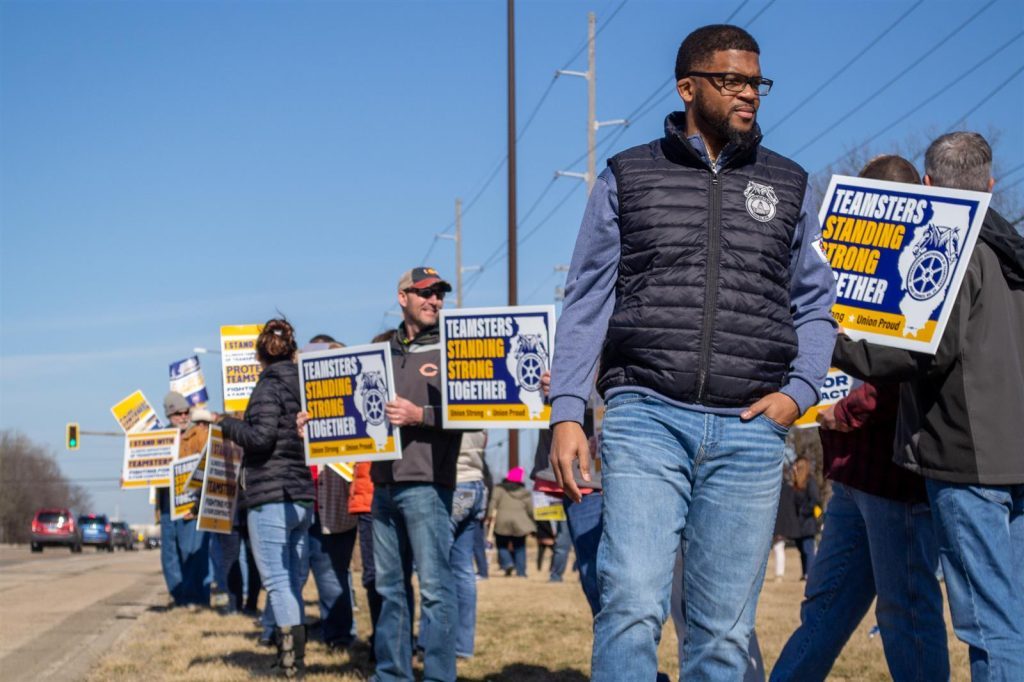 Transportation workers rally for new contract amid negotiations with state