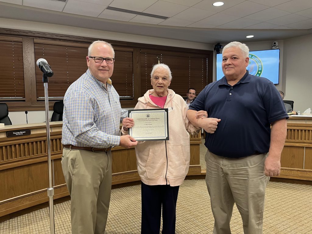 Mayor Bob Straz presents Lois Duran with a certificate honoring her years of volunteer service in Palos Heights. Next to Lois is her son Gary. (Photo by Nuha Abdessalam)