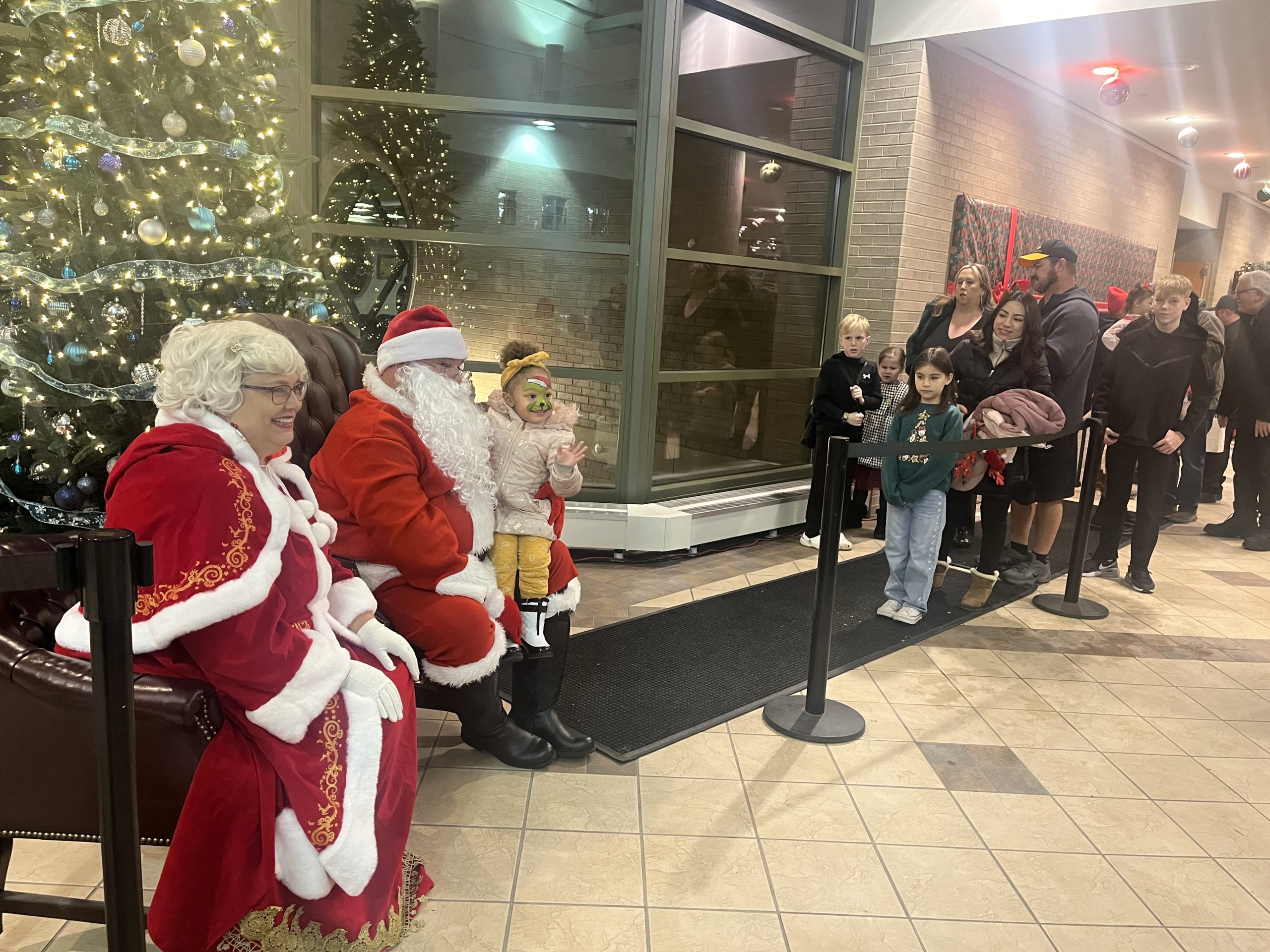 Snow adds magic to Chicago Ridge holiday tree lighting - The Reporter