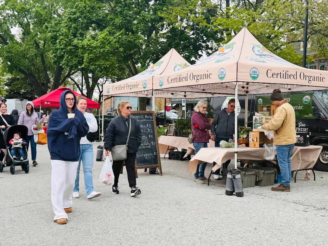 Frankfort Country Market draws crowds despite drizzle