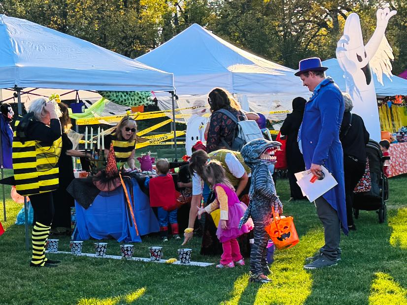 Palos Park families celebrate Halloween on the Green - The Regional News